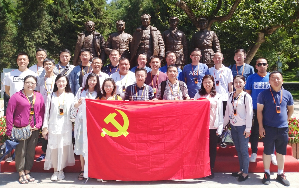 黨員代表參觀棗園革命舊址